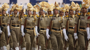 Rendőrnők védik a nőket Indiában