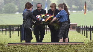 Merkel és Hollande Európa nevében koszorúzott Verdunben
