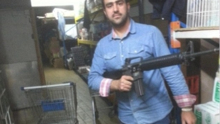 Géppisztollyal a kézben pózolt az iszlamista terrorista