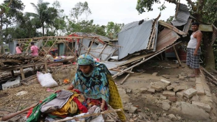 Romok, evakuálás és áldozatok – ciklon pusztított Bangladesben