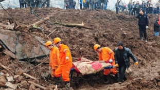 Földcsuszamlás hajnalban – 35 embert temetett maga alá a föld Kínában