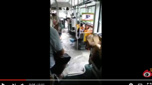 Közömbösen tűrték a buszon tomboló árvízt Kínában
