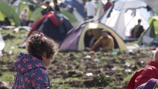 A migránsok távoztak, de a rendőrök Idomeniben maradnak