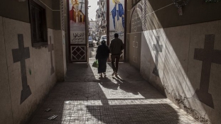 Sziszi elnök igazságot ígér az utcán meztelenül végigkergetett keresztény nőnek