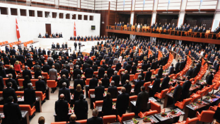A parlamenti képviselők eltörölték a saját mentelmi jogukat Törökországban