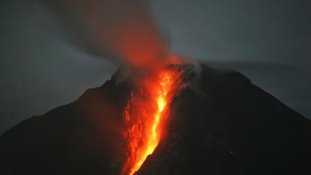Apokalipszis Indonéziában: fekete füst a vulkán felett