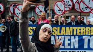 Így trollkodta szét a muzulmánellenes tüntetést egy muszlim lány
