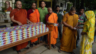Buddhisták osztanak ételt muszlimoknak Bangladesben
