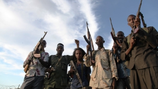 Távirányítású bombával robbantottak fel egy kisbuszt Szomáliában