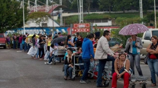 A diákok iskola helyett élelmiszerért állnak sorba Venezuelában