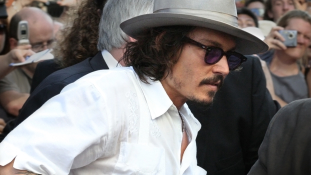 Johnny Depp párnával próbálta megfojtani párját?