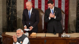 Állva tapsolták a Kongresszusban Modit, akit valaha be sem engedtek az Államokba