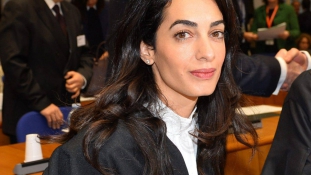 Amal Clooney lesz az iraki szexrabszolgák ügyvédje