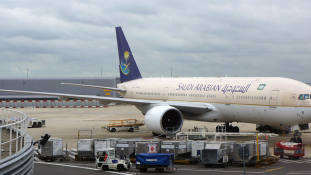 Szülés miatt kellett kényszerleszállást végrehajtania egy szaúdi repülőnek