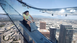 Nő a csúcson: üvegszánkóban 1000 láb magasan Los Angeles felett
