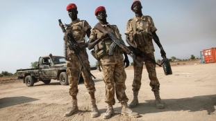 Több ezren menekülnek a harcok elől Dél-Szudánban