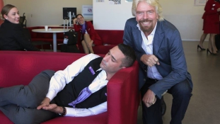 Elaludt a munkahelyén, Branson lefotózta