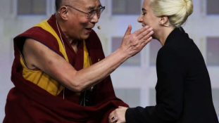 Lady Gaga miatt is támadja Peking a dalai lámát