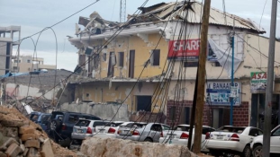 Megint szállodára csapott le az al-Shabab Szomáliában – több mint tíz halott