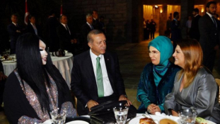 Transznemű sztárral osztotta meg ramadáni vacsoráját Erdogan