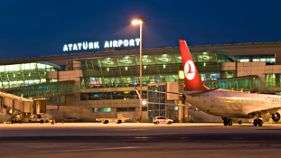 Öngyilkos robbantás az isztambuli reptéren, legkevesebb tízen meghaltak