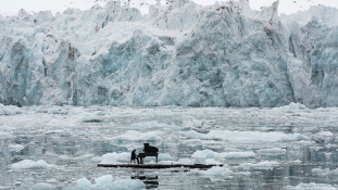 Szakadozó gleccserek közt a Sarkkörért zongorázott a világhírű művész