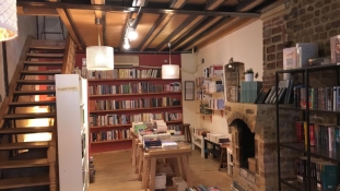 Mit árulnak egy menekülteknek nyitott könyvesboltban?