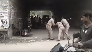 Kenőpénzen verekedtek össze az indiai rendőrök