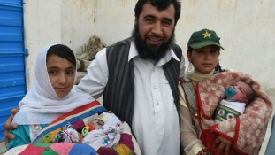 Száz gyerekre hajt egy pakisztáni férfi