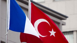 Délutántól bezártak a francia külképviseletek Törökországban