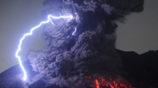 Kitört egy vulkán Japánban