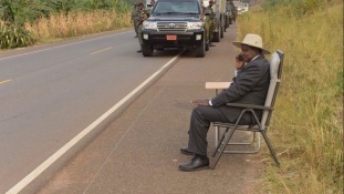 Az út szélén telefonáló elnökön röhög Uganda
