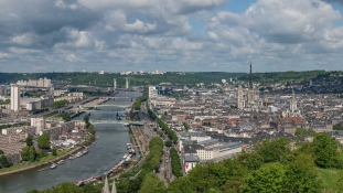 Papot öltek a túszejtők a templomban Rouen mellett