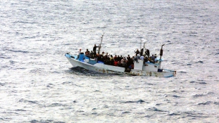 Megint huszonkét halottat találtak egy gumicsónakban a Földközi-tengeren