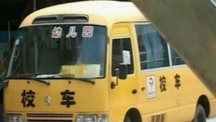 Két gyerek halt meg a bezárt óvodabuszban