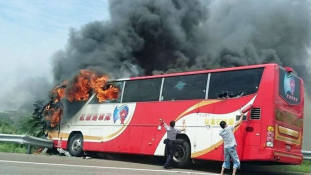 Kigyulladt egy busz Tajvanon – 26-an haltak meg a reptérre menet