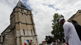 Pénteken a mecsetben, vasárnap a templomban Normandiában