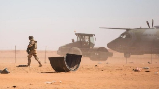 Lelőttek egy francia kommandós helikoptert Líbiában