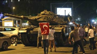 Tömeges letartóztatások Törökországban a sikertelen puccs után