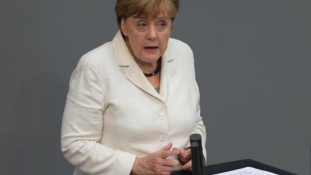 Merkel erősítené a NATO jelenlétét Oroszország szomszédságában