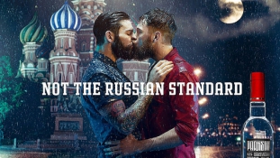 Vodkareklám: férfiak csókolóznak a Vörös téren