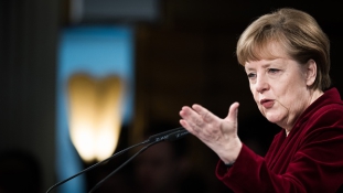 Merkel: együttműködik a szélsőjobb bizonyos orosz szervezetekkel