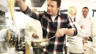 Jamie Olivernek fia született – az ötödik gyerekkel befejeztük!