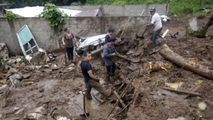 Már csaknem ötven áldozatuk van a mexikói földcsuszamlásoknak