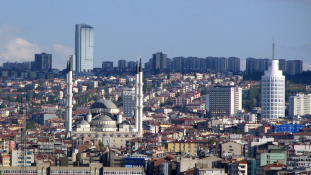 Törökországban vagyonelkobzásokkal folytatják