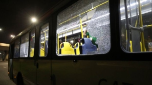 Kővel dobálták meg az újságírók buszát Rióban