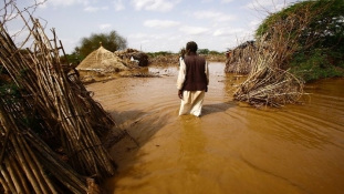 Legkevesebb 100 ember halt meg a szudáni áradásokban