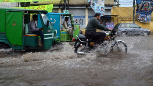 Térdig a vízben – áldozatokat szed a monszun Dél-Ázsiában