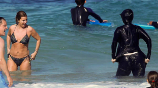 Támogatja a burkini betiltását a francia strandokon a kormányfő