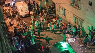 Egy gyerek robbantotta fel magát és az utcán táncoló násznépet Törökországban